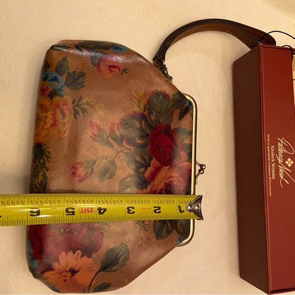 NIB Patricia Nash Kiss lock Wristlet - Floral Vintage Victorian Garden - Picture 8 of 9